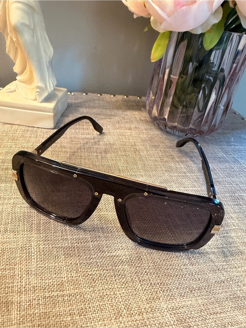 Marc Jacobs NWOT Black Women’s  Sunglasses with Yellow Case and lens cloth - Picture 6 of 14